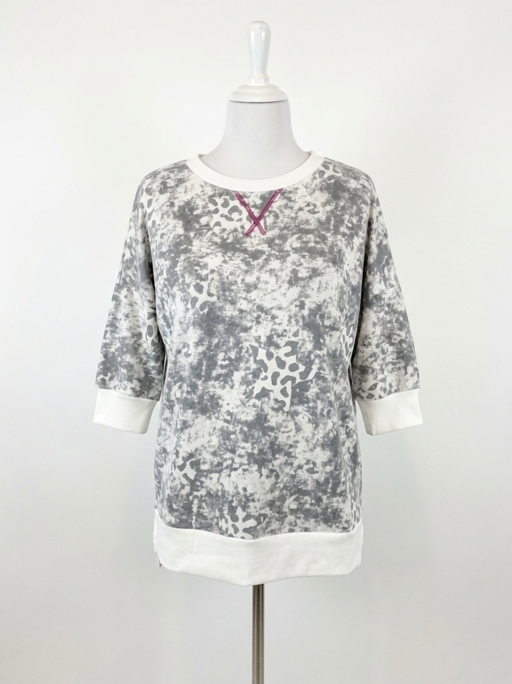 NEW HONEYME leopard weekender top in gray